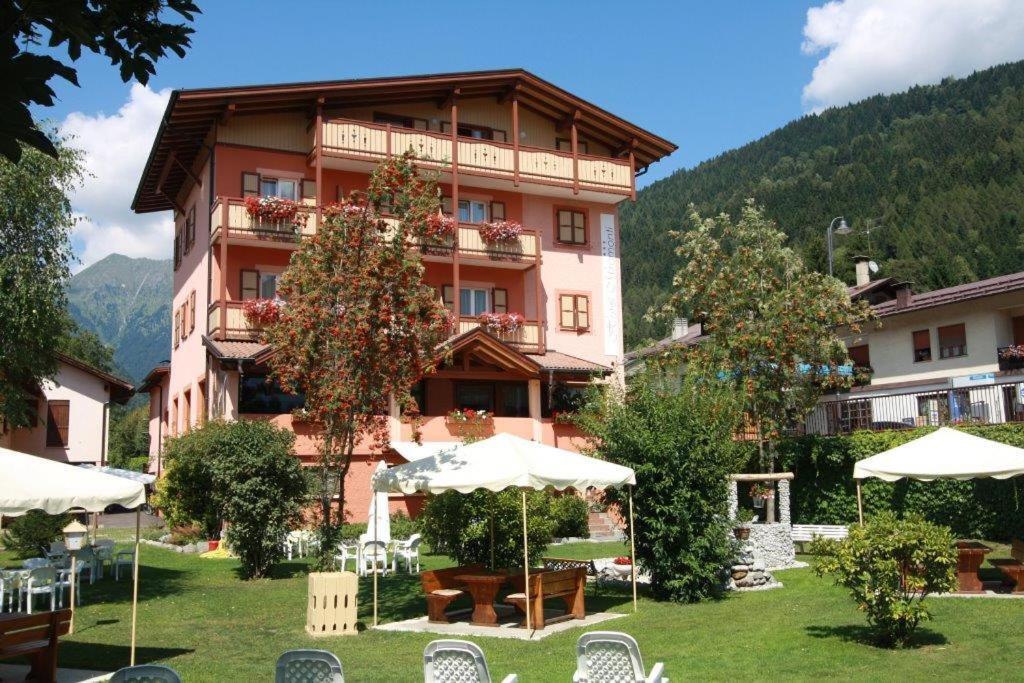 Hotel Miramonti Pinzolo Exterior photo